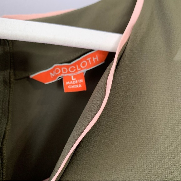 ModCloth army green chiffon jumpsuit with peach trim and flutter sleeves. Size L - Picture 5 of 15